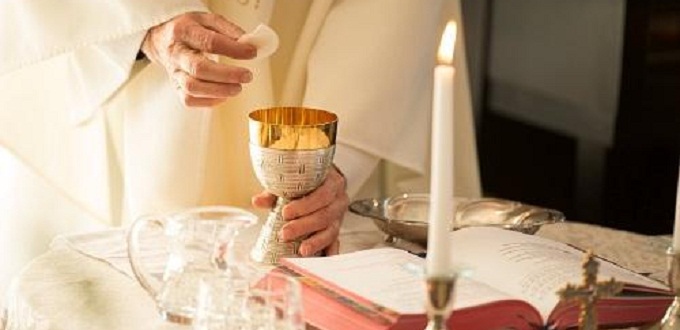Exorcista de 91 aos de EEUU destaca la necesidad del testimonio por parte de obispos y sacerdotes para comunicar la fe en la Eucarista