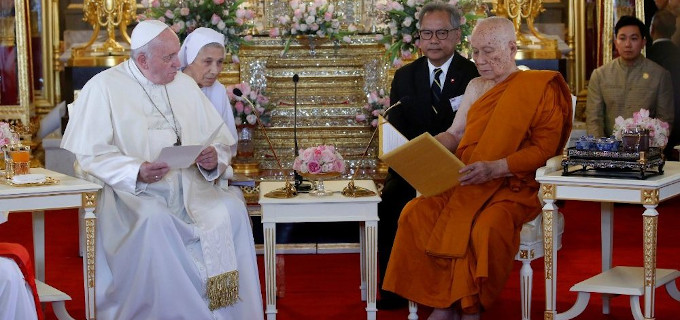 El Papa mantiene un encuentro con el lder religioso de los budistas de Tailandia
