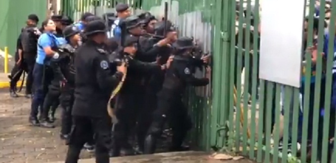 Estudiantes nicaragenses responden en protestas a ataques de las autoridades