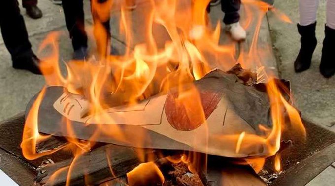 El P. Hugo Valdemar quema rplicas de la imagen de la Pachamama usada en el Snodo para la Amazonia