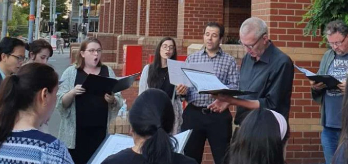 Fieles cantan villancicos ante la crcel donde est preso el cardenal Pell