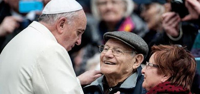 Francisco: «Los ancianos no deben considerarse una carga para la sociedad»