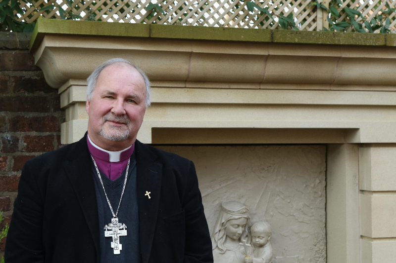 Obispo anglicano y capelln de la Reina de Inglaterra se convierte al catolicismo