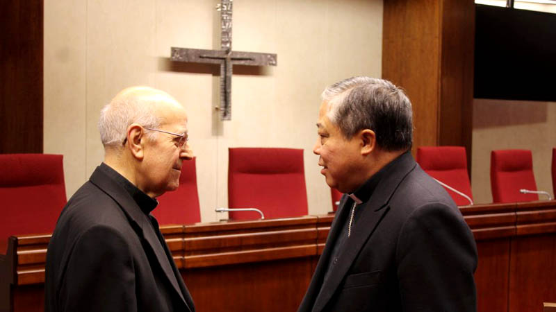 El nuevo nuncio apostlico en Espaa entrega al cardenal Ricardo Blazquez sus cartas comendaticias
