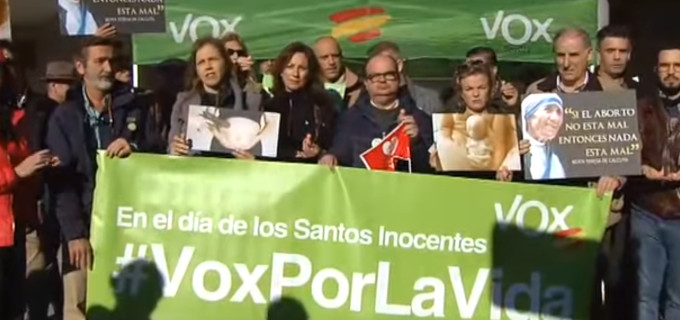 Vox reparte en Gelves rplicas de fetos de 14 semanas