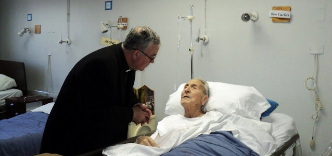 Comproms pide al Gobierno de Espaa que acabe con la presencia de sacerdotes en los hospitales