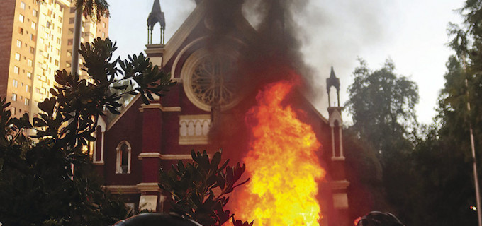 El obispo castrense de Chile oficia una Misa de desagravio por la quema de la Iglesia de los Carabineros