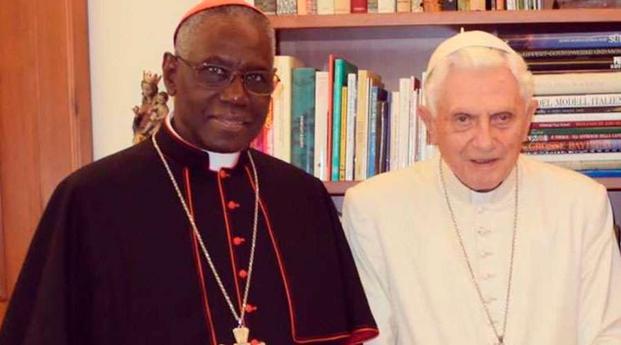 Cardenal Sarah tras reunin con Benedicto XVI: no hay malentendidos entre nosotros