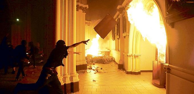 Encapuchados queman la iglesia institucional de Carabineros de Chile