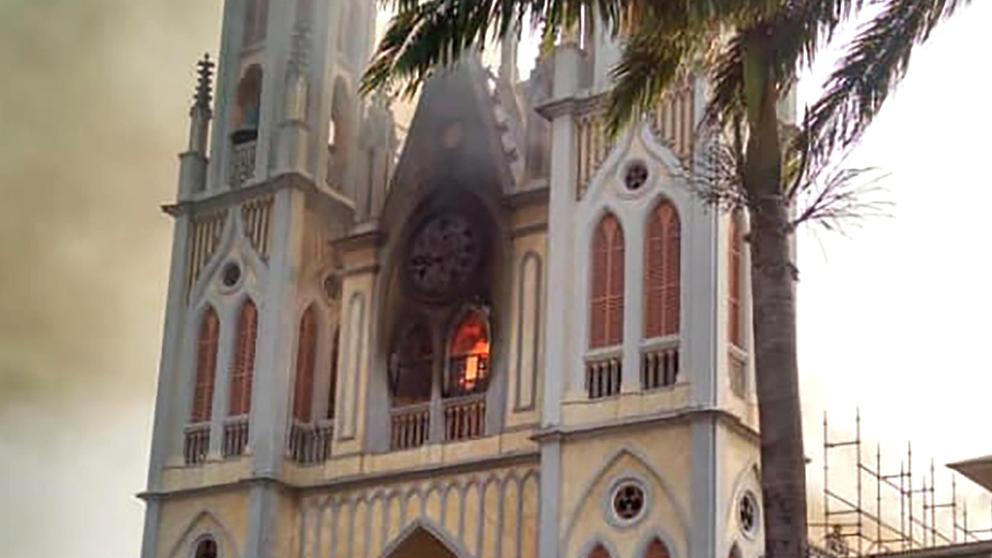 Los bomberos sospechan que el incendio que ha destrozado la Catedral de Malabo fue intencionado