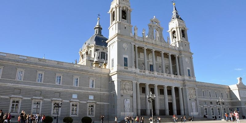Dispensa del precepto dominical en Madrid, pero templos abiertos y misa con pblico todos los das por ahora