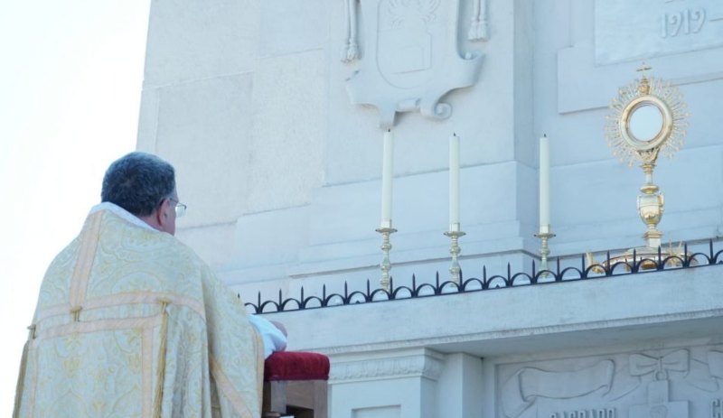 El obispo de Getafe bendijo con el Santsimo a la Dicesis y al mundo desde el Monumento al Sagrado Corazn del Cerro de los ngeles
