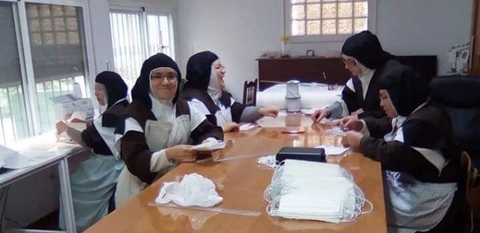 Religiosas confeccionan mascarillas para proteccin con el fin de contribuir a frenar la propagacin del coronavirus