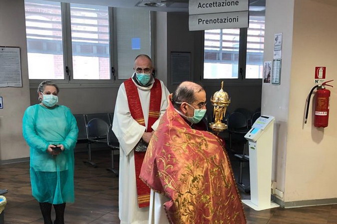 El Arzobispo de Miln visit el Policlnico y bendijo con el Santsimo a los enfermos y el personal que les atiende