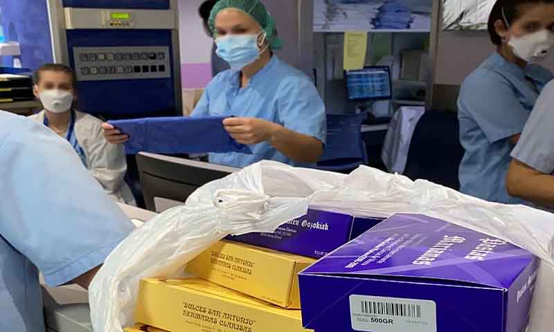 Religiosas Clarisas de Vitoria donan 80 kilos de repostera al personal del Hospital de Txagorritxu que trabaja por salvar vidas