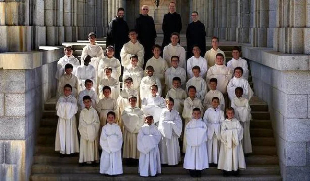 Los nios de la Escolana del Valle de los Cados rezan el Rosario diario por las vctimas del coronavirus