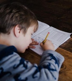 Familias catlicas que realizan homeschooling ofrecen consejos a los padres para educar a sus hijos durante la cuarentena