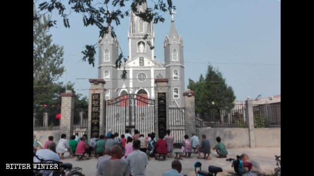 China: los catlicos rezan a las puertas de sus iglesias clausuradas