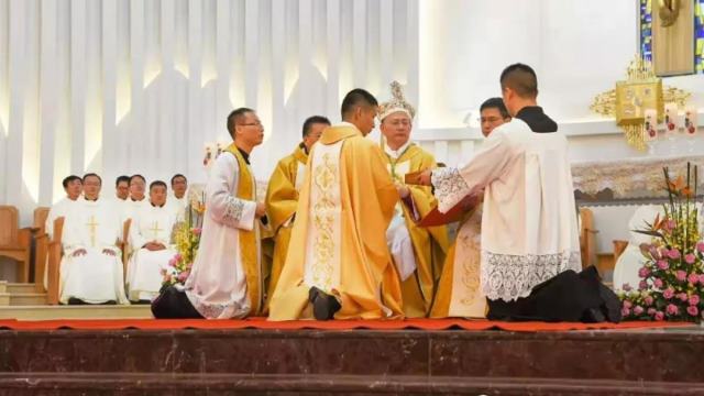 China: Transformacin por medio de calumnia, las nuevas medidas para controlar a los sacerdotes catlicos desobedientes