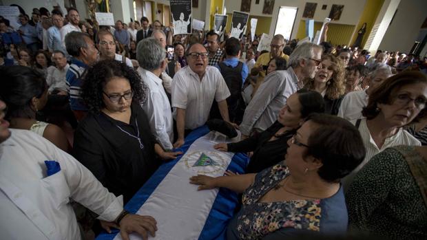Partidarios y opositores al rgimen de Daniel Ortega se enfrentan en la Misa funeral por Ernesto Cardenal