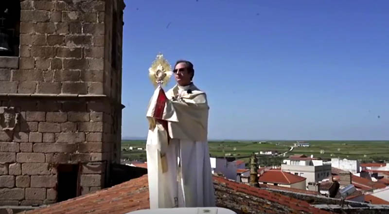 El prroco de Arroyo de la Luz en Cceres bendice a su pueblo con el Santsimo desde el tejado de la Iglesia