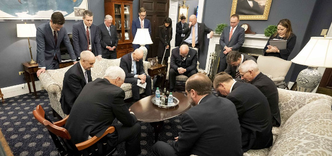 El Vicepresidente de EE.UU y su equipo rezan antes de empezar una reunin sobre el coronavirus