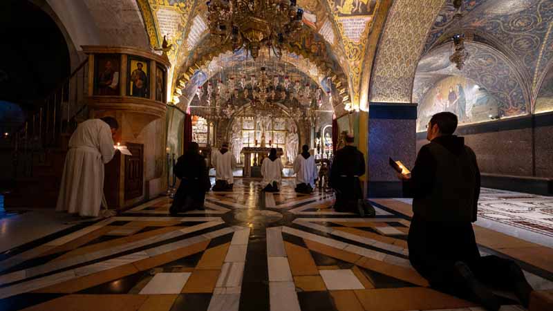 Cerrada la Baslica del Santo Sepulcro al pblico, las comunidades que comparten su gestin intensifican el culto y la oracin