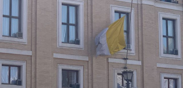 La bandera del Vaticano ondea a media asta por las vctimas del coronavirus