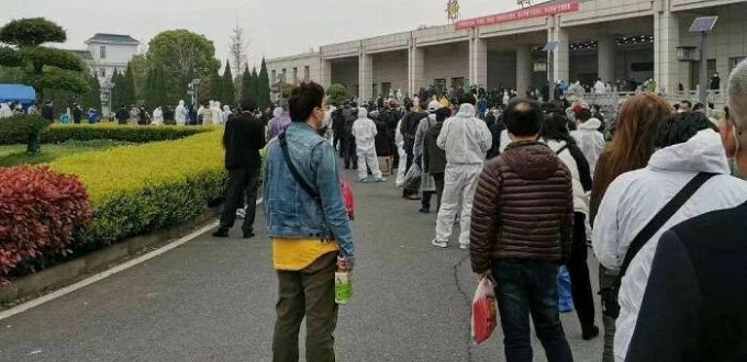 Wuhan: personas hacen largas colas para retirar las cenizas de sus difuntos por coronavirus