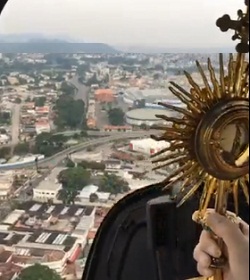El nuncio apostlico de Ecuador y el obispo auxiliar de Guayaquil bendicen la ciudad con el Santsimo Sacramento