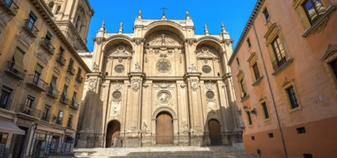 La Polica Nacional profana la Liturgia de Viernes Santo y desaloja a una veintena de fieles de la Catedral de Granada