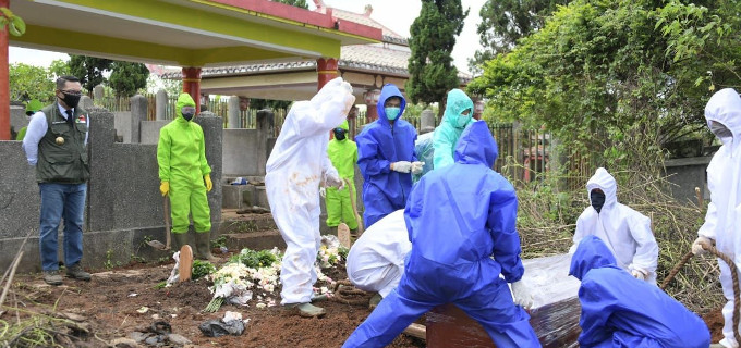 Habitantes de una aldea en Indonesia impiden la sepultura de una enfermera fallecida por Covid-19