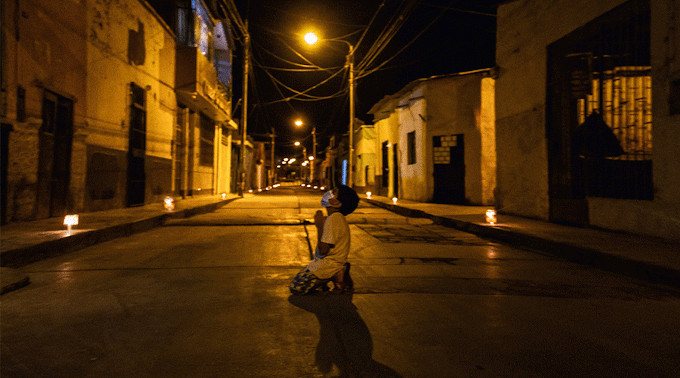 Un nio peruano reza en plena calle para que Dios cuide a los enfermos por COVID-19