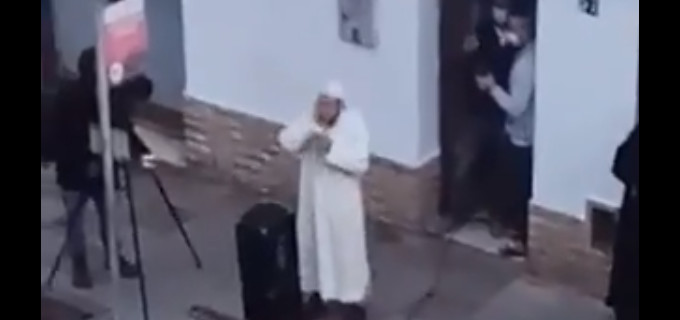 La polica local de El Vendrell sancionar a los musulmanes que asistieron en la calle al rezo del pasado viernes