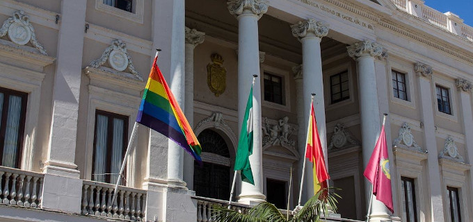 La Justicia ordena retirar la bandera LGTBI de la fachada del Ayuntamiento de Cdiz
