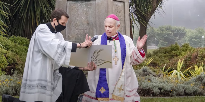 Mons. Cordileone reza la oracin de exorcismo a San Miguel donde fue derribada una estatua de San Junpero Serra