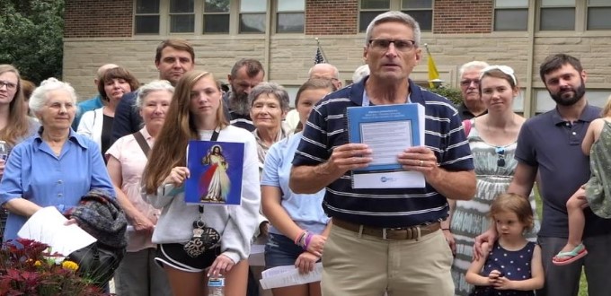 40.000 peticiones apoyan al sacerdote suspendido por llamar a la organizacin BLM un peligro para el cristianismo
