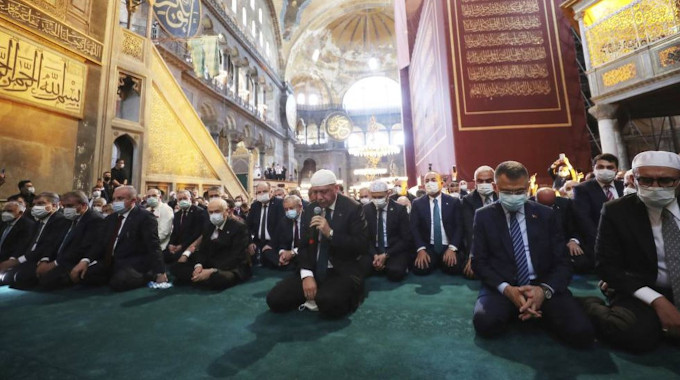Decenas de miles de musulmanes vuelven a rezar en la Baslica de Santa Sofa