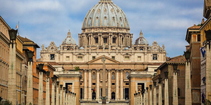 El Vaticano amenaza a sus empleados con sanciones y despidos si no se vacunan