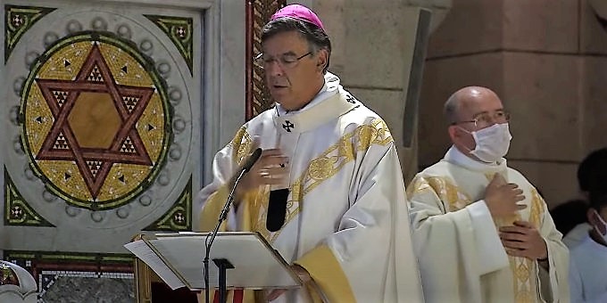 Pars fue consagrada por su arzobispo a los Corazones Unidos de Jess y Mara