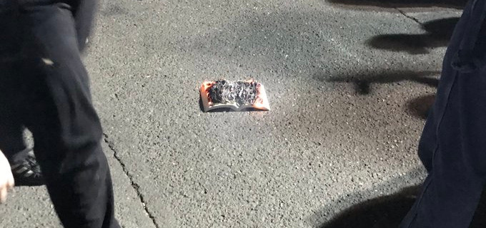 Manifestantes Black Live Matter queman una Biblia y una bandera de EE.UU durante una protesta en Oregn