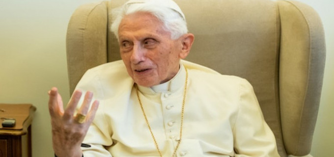 La Santa Sede aclara que el estado de salud de Benedicto XVI es doloroso pero «no es motivo de especial preocupacin»