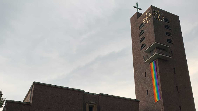 Una parroquia alemana cuelga un pendn con la bandera LGTBI por la Semana y el Da del Orgullo Gay