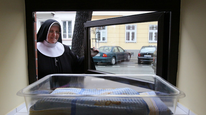 La pequea Zuzia vivir tras ser confiada a la Iglesia en la Ventana de la Vida de un convento en Varsovia