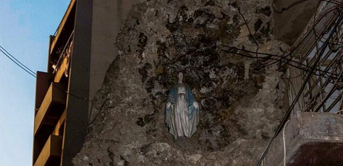 Imagen de la Virgen intacta en medio de explosin