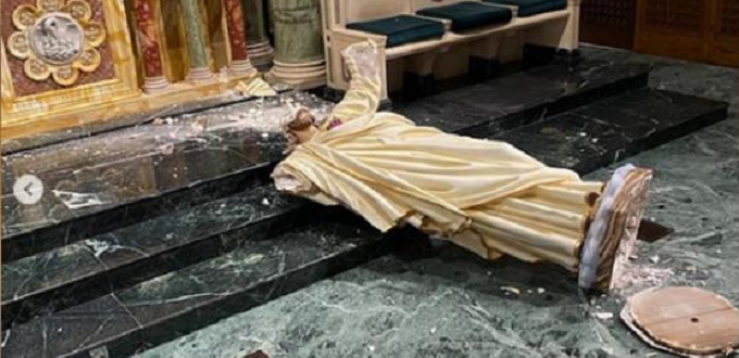 Vndalo derriba una estatua de Jess de tamao natural en una catedral de Texas y le corta la cabeza