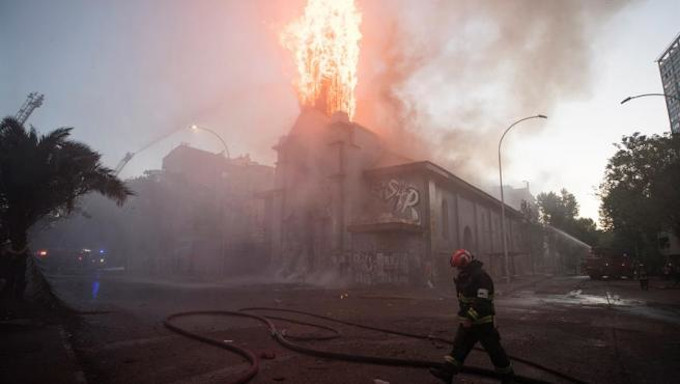 Los radicales queman dos templos en Santiago de Chile