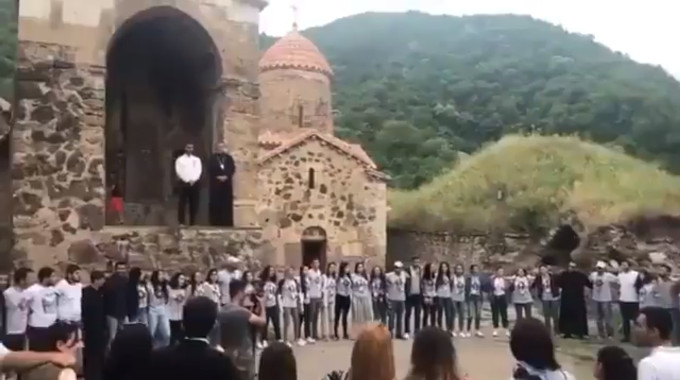 La Armenia cristiana contempla cmo profanan y destruyen sus templos en Nagorno-Karabaj