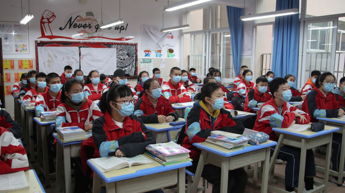Un joven chino es castigado a permanecer de pie en clase durante ms de un mes por creer en Dios