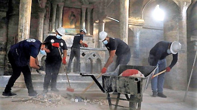 Jvenes musulmanes limpian un templo cristiano en Mosul y piden a los cristianos que vuelvan